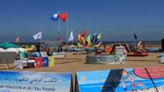 La plage de Bouznika a hissé officiellement, mardi (09/07/19) le label environnemental et touristique international ''Pavillon bleu'', qu'elle obtient pour la 13ème année consécutive dans le cadre du programme national ''Plages Propres'' 2019, lancé par la Fondation Mohammed VI pour la protection de l'environnement.