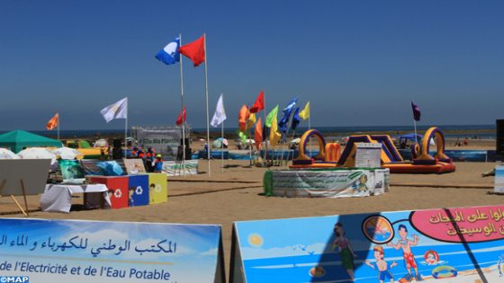 La plage de Bouznika a hissé officiellement, mardi (09/07/19) le label environnemental et touristique international ''Pavillon bleu'', qu'elle obtient pour la 13ème année consécutive dans le cadre du programme national ''Plages Propres'' 2019, lancé par la Fondation Mohammed VI pour la protection de l'environnement.
