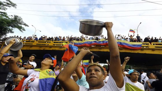 TOPSHOT - A man bangs a cooking pot during a protest against Venezuelan President Nicolas Maduro's government in Valencia, Carabobo state, Venezuela on July 29, 2024, a day after the Venezuelan presidential election. Protests erupted in parts of Caracas Monday against the re-election victory claimed by Venezuelan President Nicolas Maduro but disputed by the opposition and questioned internationally, AFP journalists observed. (Photo by Juan Carlos HERNANDEZ / AFP)