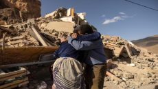 TOPSHOT - Family members react near the rubble of collapsed buildings in the village of Imi N'Tala near Amizmiz in central Morocco after the deadly 6.8-magnitude September 8 earthquake, on September 10, 2023. Using heavy equipment and even their bare hands, rescuers in Morocco on September 10 stepped up efforts to find survivors of a devastating earthquake that killed more than 2,100 people and flattened villages. (Photo by FADEL SENNA / AFP)